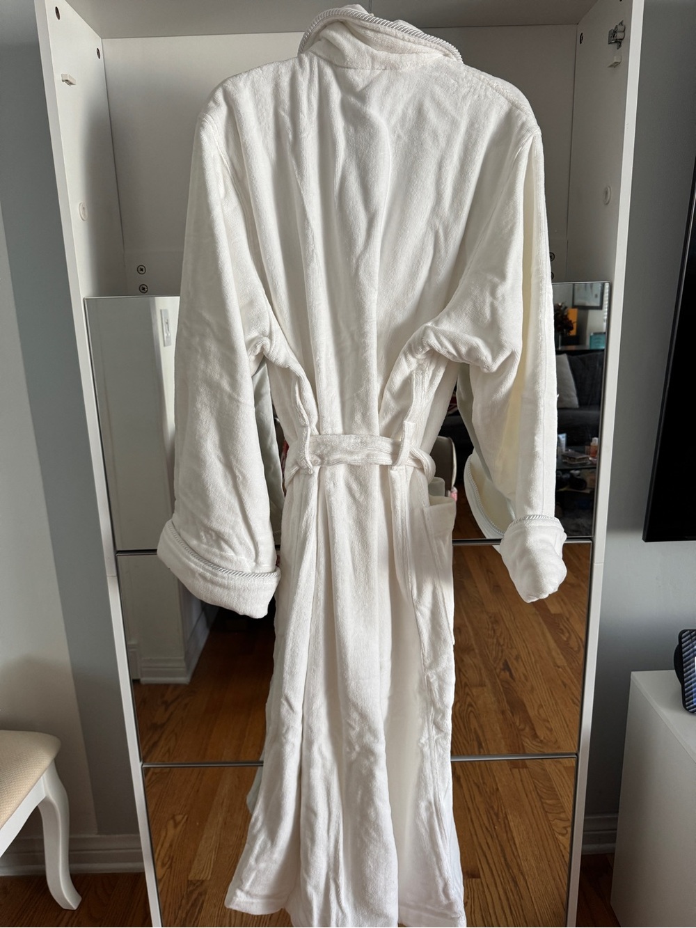 Luxury White Plush Bathrobe - Fairmont Hotel - Picture 2 of 8